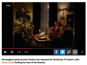 サンタクロースとハリーは年に一度束の間の時を楽しむ（画像は『Metro　2021年11月24日付「Santa Claus bags himself a boyfriend in the most sensational Christmas TV advert of the year - prepare to weep」（Picture: Posten）』のスクリーンショット）