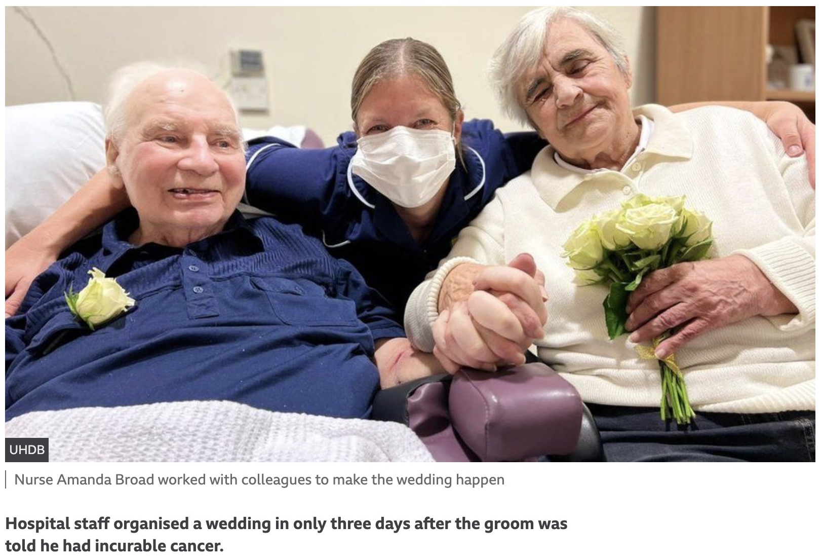 40年連れ添ったのち結婚したカップルと立会人になった看護師（画像は『BBC News　2021年11月25日付「Derby couple marry in hospital ceremony after cancer diagnosis」（UHDB）』のスクリーンショット）
