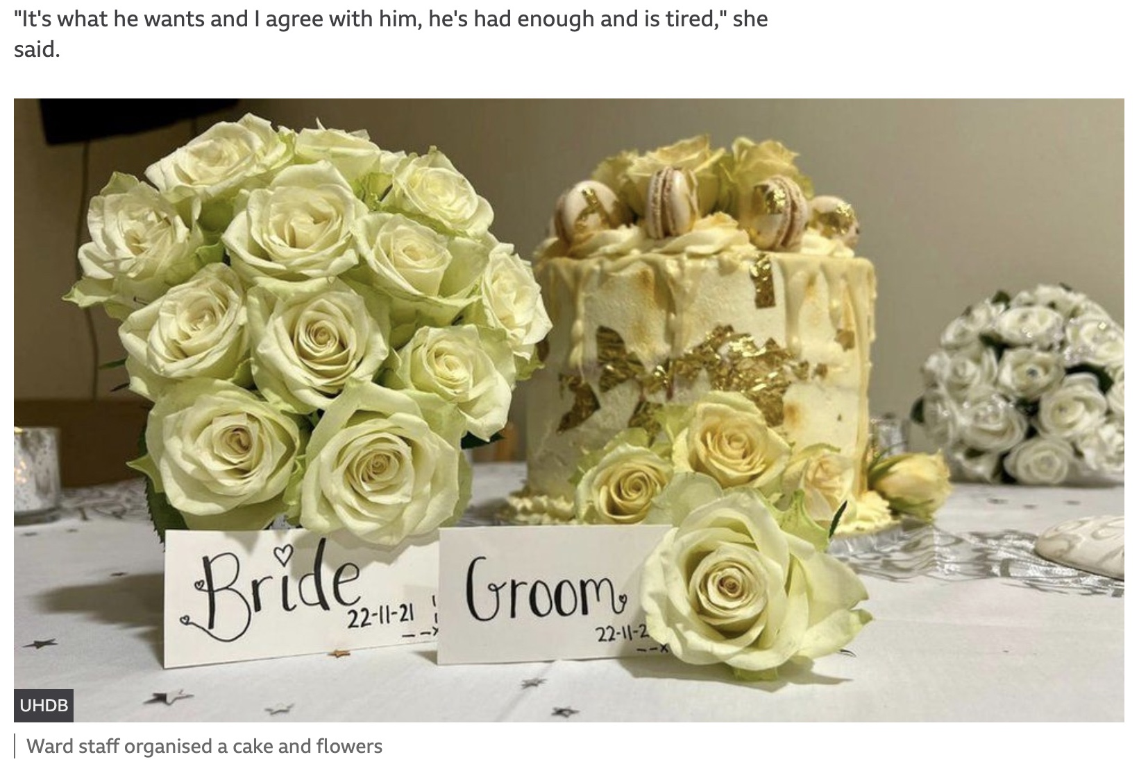 スタッフが用意したケーキと花束（画像は『BBC News　2021年11月25日付「Derby couple marry in hospital ceremony after cancer diagnosis」（UHDB）』のスクリーンショット）