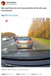 気を失った女性の様子を確認したヘンリーさん（画像は『Buitengebieden　2021年11月21日付Twitter「Man sacrifices his car to save another driver who was unconscious..」』のスクリーンショット）