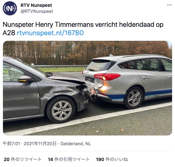勇敢な男性が自分の車を盾にして暴走車を止める（画像は『RTV Nunspeet　2021年11月20日付Twitter「Nunspeter Henry Timmermans verricht heldendaad op A28」』のスクリーンショット）