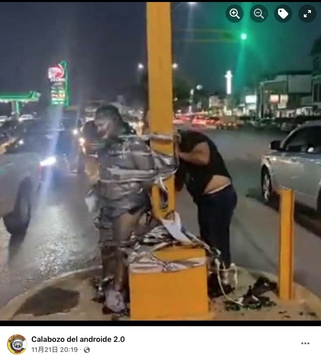 柱から解放直後に警察に逮捕された2人組（画像は『Calabozo del androide 2.0　2021年11月21日付Facebook「El caballero de la noche llegó a Río Bravo, Tamaulipas」』のスクリーンショット）