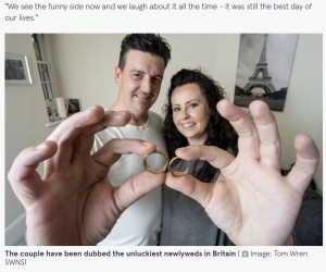 結婚式前日に指輪を注文した2人（画像は『The Mirror　2021年11月2日付「Wedding disaster for UK’s unluckiest couple after broken ribs and lost rings」（Image: Tom Wren SWNS）』のスクリーンショット）