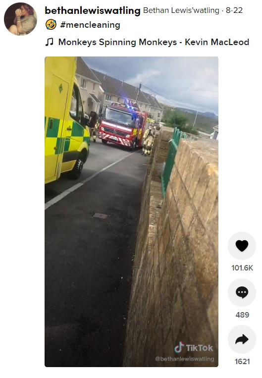 救急車だけではなく消防車までが到着する事態に（画像は『Bethan Lewis’watling　2021年8月22日付TikTok「＃mencleaning」』のスクリーンショット）