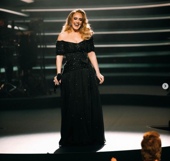 ライブで思わぬサプライズを受けたアデル（画像は『Adele　2021年11月21日付Instagram「Home Sweet Home.」』のスクリーンショット）