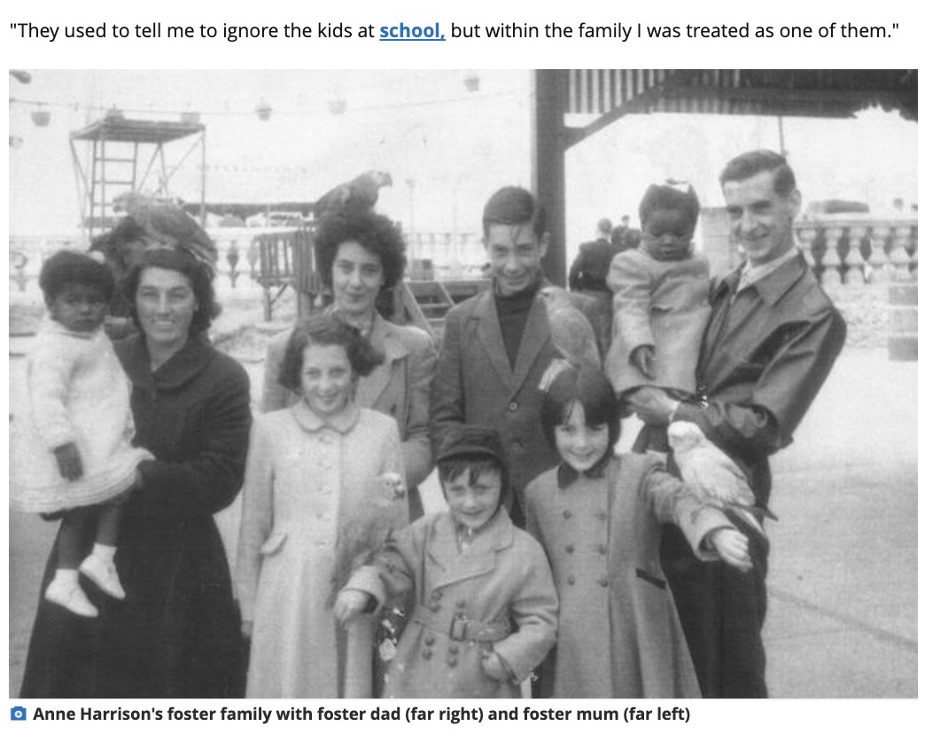 アンさんを里子として迎えた家族（画像は『Coventry Live　2021年11月20日付「Coventry woman abandoned at hospital as a baby finds mum after 40 years」』のスクリーンショット）