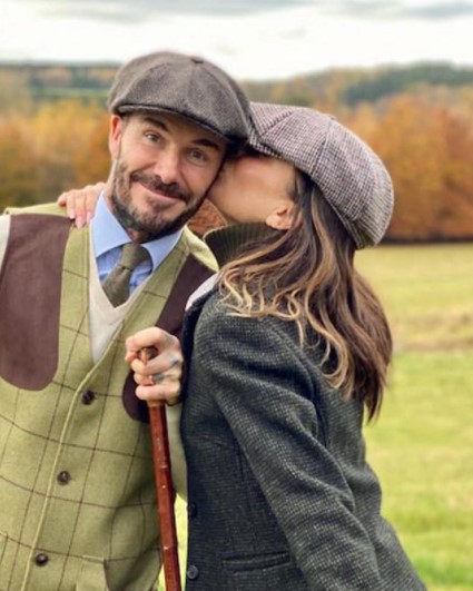 デヴィッドの頬にキスをするヴィクトリア（画像は『Victoria Beckham　2021年11月27日付Instagram「When ＠davidbeckham makes you wear it!!」』のスクリーンショット）