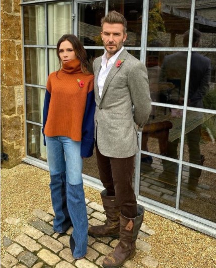 ヴィクトリア・ベッカム、夫デヴィッドとの熱々ショットを公開（画像は『Victoria Beckham　2020年11月8日付Instagram「Wearing our poppies with pride today!」』のスクリーンショット）