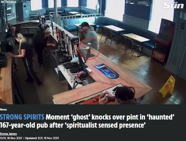 バーカウンターに置かれたビールグラス（画像は『The Sun　2021年11月19日付「STRONG SPIRITS Moment ‘ghost’ knocks over pint in ‘haunted’ 167-year-old pub after ‘spiritualist sensed presence’」（Credit: Blue House）』のスクリーンショット）