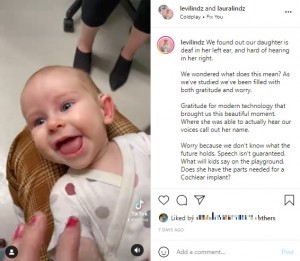 満面の笑みを見せるジジちゃん（画像は『Levi Lindsay　2021年11月9日付Instagram「We found out our daughter is deaf in her left ear」』のスクリーンショット）
