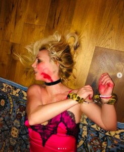 血のりを付けて床に倒れるブリトニー（画像は『Britney Spears　2021年11月1日付Instagram「5:45 … she arrived … the doorman said she came home alone !!!」』のスクリーンショット）