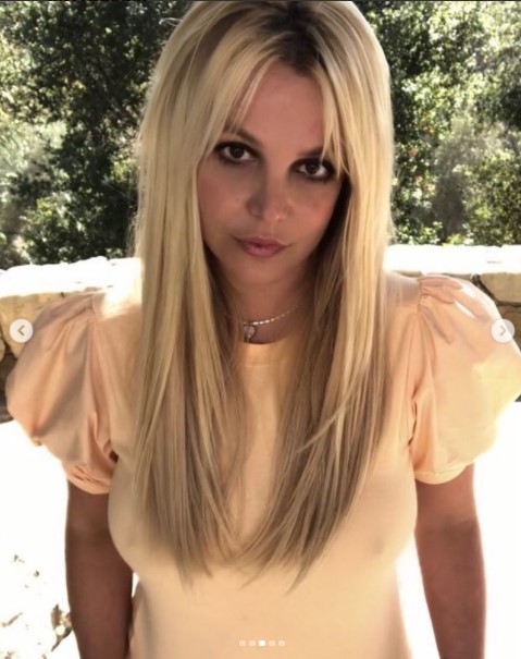 ミステリー小説のような意味深な投稿をしたブリトニー（画像は『Britney Spears　2021年10月21日付Instagram「Ok … I ordered this shirt online and it’s my favorite shirt now …」』のスクリーンショット）