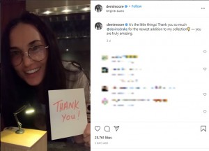 ミニチュアランプで「THANK you!」の文字を照らすデミ・ムーア（画像は『Demi Moore　2021年11月23日付Instagram「It’s the little things!」』のスクリーンショット）