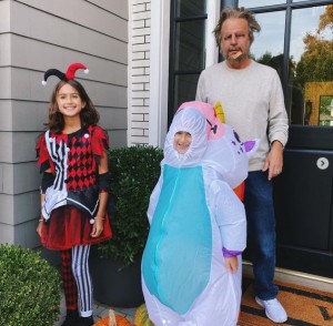 ハロウィンの仮装をしたブルースと2人の娘達（画像は『Emma Heming Willis　2021年11月1日付Instagram「Hope you had a Happy Halloween」』のスクリーンショット）