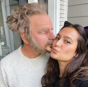 マスク姿で妻エマの頬にキスをするブルース（画像は『Emma Heming Willis　2021年11月1日付Instagram「Hope you had a Happy Halloween」』のスクリーンショット）