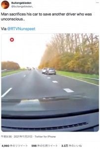 暴走車を止めることに成功（画像は『Buitengebieden　2021年11月21日付Twitter「Man sacrifices his car to save another driver who was unconscious..」』のスクリーンショット）