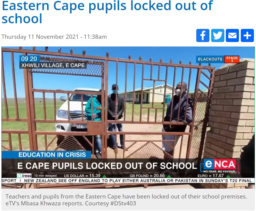 学校を強行封鎖したトイレの工事業者（画像は『eNCA　2021年11月11日付「Eastern Cape pupils locked out of school」』のスクリーンショット）