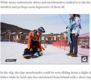 父親に足をスノーボードにセットしてもらうワンちゃん（画像は『Indiatimes.com　2021年11月20日付「Meet Wang Yuji, The 11-Month-Old Snowboarder Who Is Setting The Internet On Fire」』のスクリーンショット）