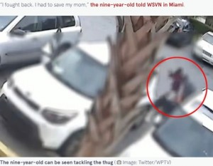 もみ合いになる3人（画像は『The Mirror　2021年11月20日付「Hero girl, 9, praised for punching and chasing man after he tries to rob her mum」（Image: West Palm Beach PD/Twitter）』のスクリーンショット）