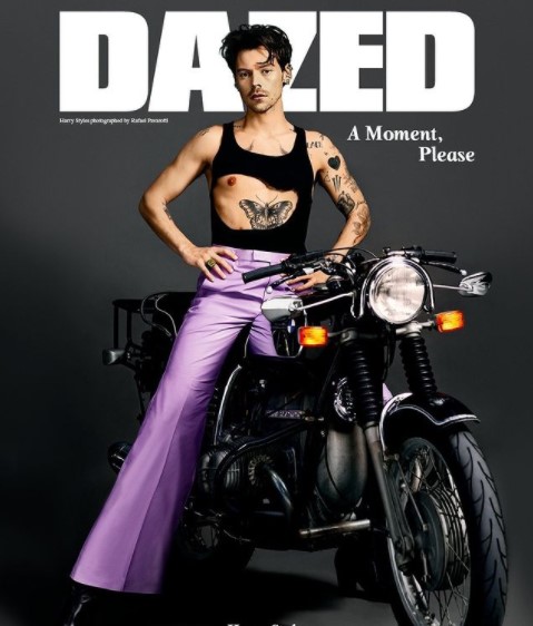 『Dazed ＆ Confused』の表紙を飾ったハリー・スタイルズ（画像は『Dazed　2021年11月15日付Instagram「A moment, please.」』のスクリーンショット）