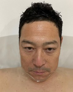 湯船につかって温まる東野幸治（画像は『東野幸治　2021年11月28日付Instagram「極寒の神戸の球場で5時間野球を観て、」』のスクリーンショット）