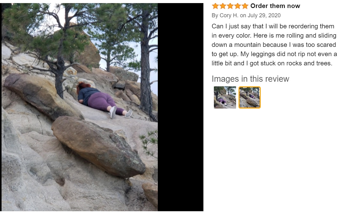 山の斜面で倒れ込む女性、レギンスにダメージは一切無い様子（画像は『Amazon.com　2020年7月29日付「Order them now」』のスクリーンショット）