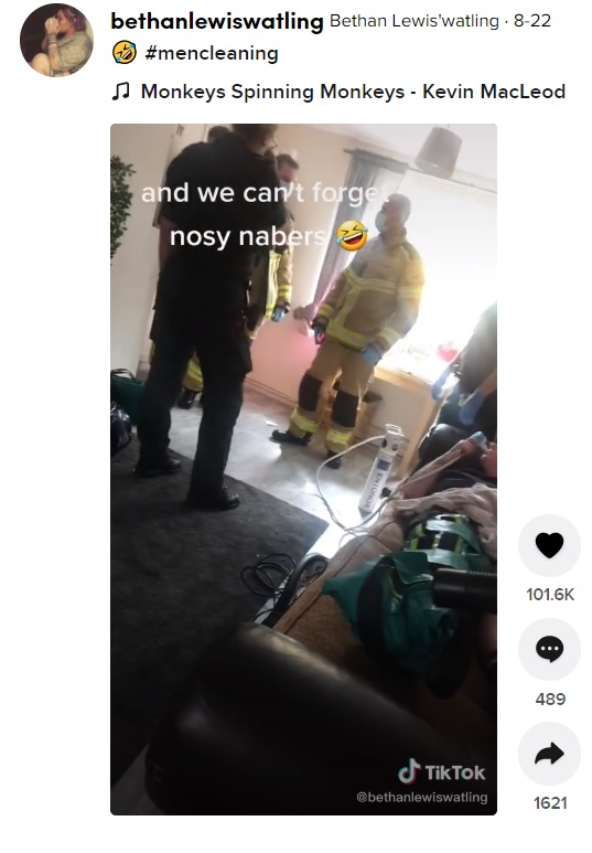 何人もの救急隊員や消防隊員が駆けつけ、ネイサンさんの処置にあたった（画像は『Bethan Lewis’watling　2021年8月22日付TikTok「＃mencleaning」』のスクリーンショット）
