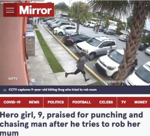 車に乗り込むダニエルさんに駆け寄る男（画像は『The Mirror　2021年11月20日付「Hero girl, 9, praised for punching and chasing man after he tries to rob her mum」（Image: West Palm Beach PD/Twitter）』のスクリーンショット）