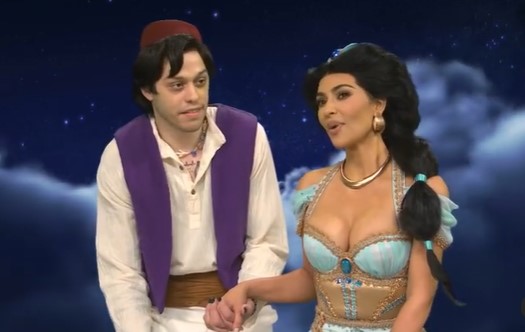 魔法の絨毯の上でコメディを演じるキムとピート（画像は『Saturday Night Live　2021年10月10日付Instagram「Aladdin can’t handle it」』のスクリーンショット）