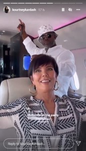 飛行機内で楽しそうに踊るクリスとコーリー（画像は『Kourtney Kardashian　2021年11月10日付Instagram』のスクリーンショット）