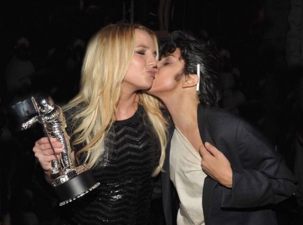 男装したガガとキスを交わすブリトニー（画像は『Lady Gaga　2021年11月13日付Instagram「I have loved ＠britneyspears her whole career.」』のスクリーンショット）