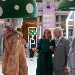 ステラのサステナブル・ファッションを見学するチャールズ皇太子（画像は『Clarence House　2021年11月4日付Instagram「Yesterday The Prince of Wales visited a special exhibition showcasing next generation,」』のスクリーンショット）