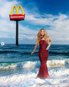 奇妙な合成写真にファンも困惑（画像は『McDonald’s　2021年11月11日付Instagram「the queen of the season has arrived and she’s got an entire menu full of gifts and goodies with her.」』のスクリーンショット）