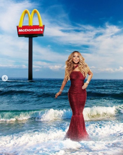 奇妙な合成写真にファンも困惑（画像は『McDonald’s　2021年11月11日付Instagram「the queen of the season has arrived and she’s got an entire menu full of gifts and goodies with her.」』のスクリーンショット）