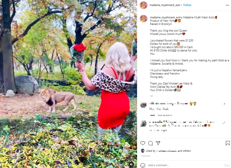 バラの花束を持ちライオンに話しかける女（画像は『Mádame Myáh Mack Aútry　2021年11月13日付Instagram「Mádame Myáh Mack Aútry Product of Néw York Raised in Brooklyn」』のスクリーンショット）