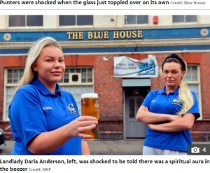 歴史あるパブのオーナー、ダーラさんとスタッフ（画像は『The Sun　2021年11月19日付「STRONG SPIRITS Moment ‘ghost’ knocks over pint in ‘haunted’ 167-year-old pub after ‘spiritualist sensed presence’」（Credit: NNP）』のスクリーンショット）