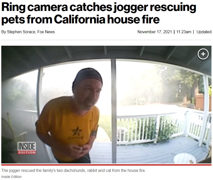 煙が充満する家に入り、4匹全てのペットを救った男性（画像は『New York Post　2021年11月17日付「Ring camera catches jogger rescuing pets from California house fire」（Inside Edition）』のスクリーンショット）