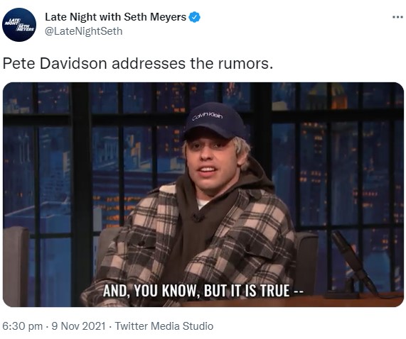 キムとの関係を聞かれてピート・デヴィッドソンは…（画像は『Late Night with Seth Meyers　2021年11月9日付Twitter「Pete Davidson addresses the rumors.」』のスクリーンショット）