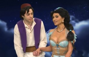 『サタデー・ナイト・ライブ』で共演したピートとキム（画像は『Saturday Night Live　2021年10月10日付Instagram「Aladdin can’t handle it」』のスクリーンショット）