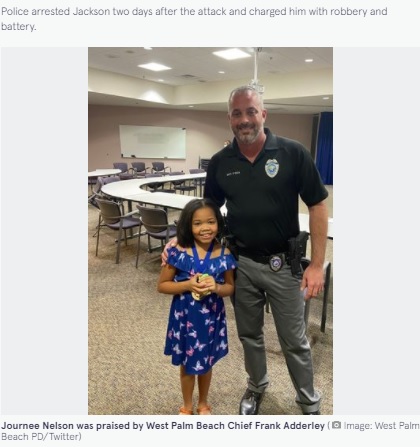 母親のピンチを救った女児と警察署長（画像は『The Mirror　2021年11月20日付「Hero girl, 9, praised for punching and chasing man after he tries to rob her mum」（Image: West Palm Beach PD/Twitter）』のスクリーンショット）