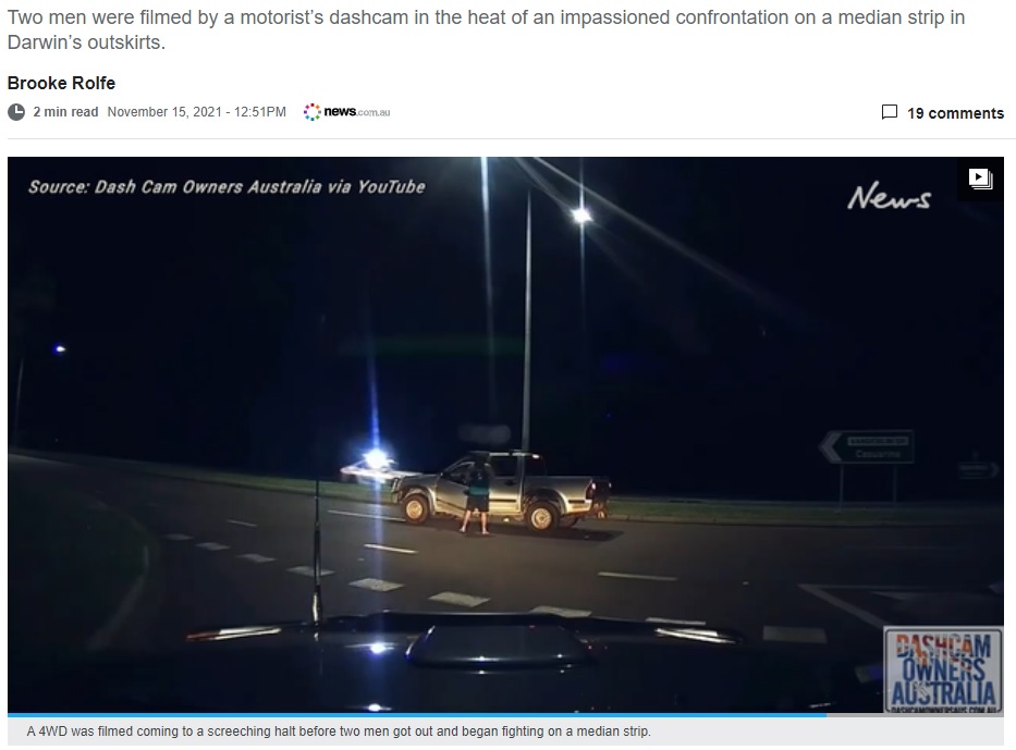 パトカーも駆けつける騒ぎにまで発展（画像は『news.com.au　2021年11月15日付「Bizarre late-night street fight captured on dashcam」（Source: Dash Cam Owners Australia Via YouTube）』のスクリーンショット）