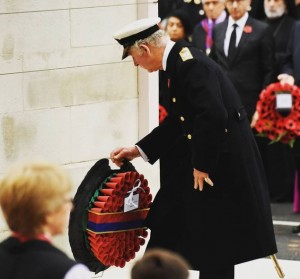 女王の代理で記念碑に花輪を捧げるチャールズ皇太子（画像は『The Royal Family　2021年11月14日付Instagram「On behalf of The Queen, a wreath is laid by The Prince of Wales at the Cenotaph as part of the National Service of Remembrance.」』のスクリーンショット）