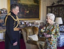 【イタすぎるセレブ達】エリザベス女王、ウィンザー城で対面式公務に復帰「元気な姿を見れて嬉しい」王室ファン歓喜