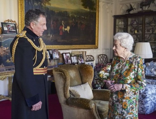 英国防参謀長と対面したエリザベス女王（画像は『The Royal Family　2021年11月17日付Instagram「The Queen today received General Sir Nick Carter for an Audience at Windsor Castle upon the relinquishment of his appointment as Chief of the Defence Staff.」』のスクリーンショット）