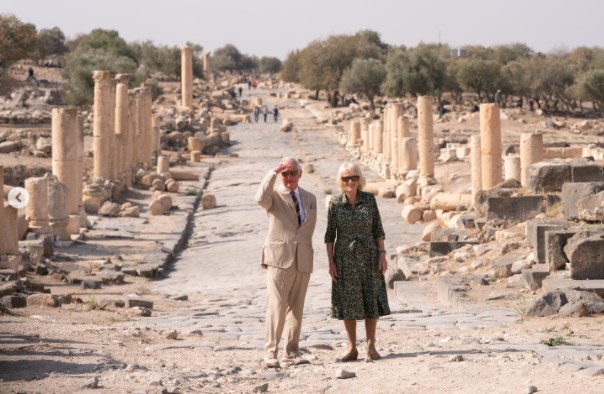 現在、中東を訪問中のチャールズ皇太子とカミラ夫人（画像は『Clarence House　2021年11月17日付Instagram「Umm Qais, Jordan」』のスクリーンショット）