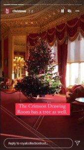 クリムゾン・ドローイング・ルームのクリスマスツリー（画像は『Royal Collection Trust　2021年11月25日付Instagram』のスクリーンショット）