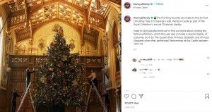 聖ジョージ礼拝堂のホールに設置されたクリスマスツリー（画像は『The Royal Family　2021年11月26日付Instagram「The finishing touches are made to the 20-foot Christmas Tree in St George’s Hall, Windsor Castle as part of the Royal Collection’s annual Christmas display.」』のスクリーンショット）