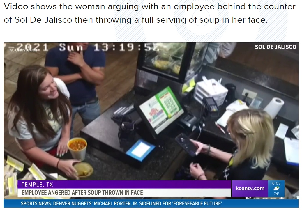 「注文したスープが熱すぎて蓋が溶けた」と訴える女性客（画像は『kcentv.com　2021年11月11日付「VIDEO: Woman who threw soup in face of Temple restaurant employee facing criminal charges, police say」』のスクリーンショット）