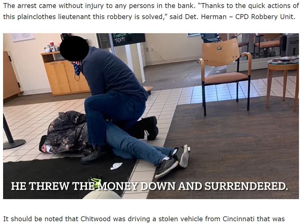 偶然居合わせた私服警官が犯人を取り押さえる（画像は『Scioto Post　2021年11月22日付「VIDEO: Columbus PlainsClothes Officer Stops Bank Robbery in Progress」』のスクリーンショット）