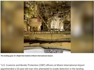 男が身を隠していた車輪格納スペース（画像は『Fox News　2021年11月28日付「Man hides in landing gear of American Airlines flight from Guatemala to Miami」』のスクリーンショット）